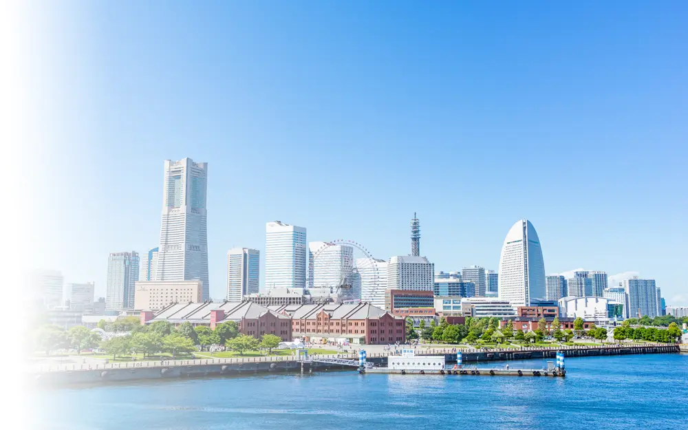 横浜みなとみらいの街並みと横浜ランドマークタワー