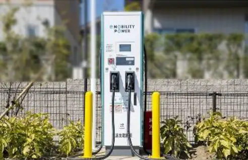 マンション駐車場に設置されたEV（電気自動車）用の急速充電器